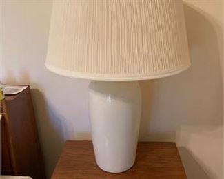 Lot 032
White Pottery Lamp