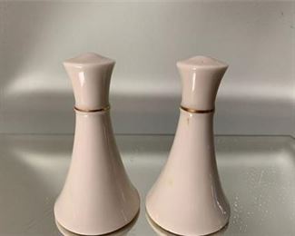 Lot 067
Lenox Salt & Pepper Shakers