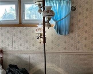 Lot 011
Vintage Tension Pole Lamp
