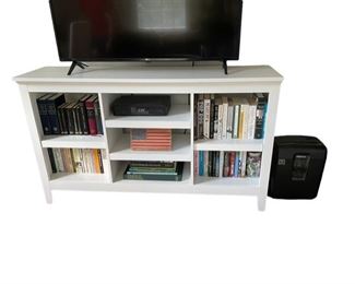 $75 - White Bookcase SK121-58                                                      Condition: Very Good
Dimensions:  58 x 13 x 32"H
CONTACT US FOR MORE PICTURES. www.GoodbyHello.com                                                         info@GoodbyHello.com                   Local pickup only only Leesburg, VA,  Contact us for shipper suggestions.