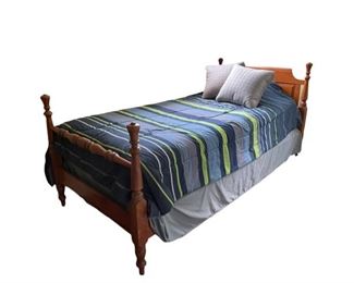 $125 - Four Poster Paneled Headboard Wood Twin Bed SK121-52                                                                                                      Description:  Beautiful turned posts and craftsmanship in this twin bed.  
Condition: Good
Dimensions:  42 x 40"H
CONTACT US FOR MORE PICTURES. www.GoodbyHello.com                                                         info@GoodbyHello.com                   Local pickup only only Leesburg, VA,  Contact us for shipper suggestions.
