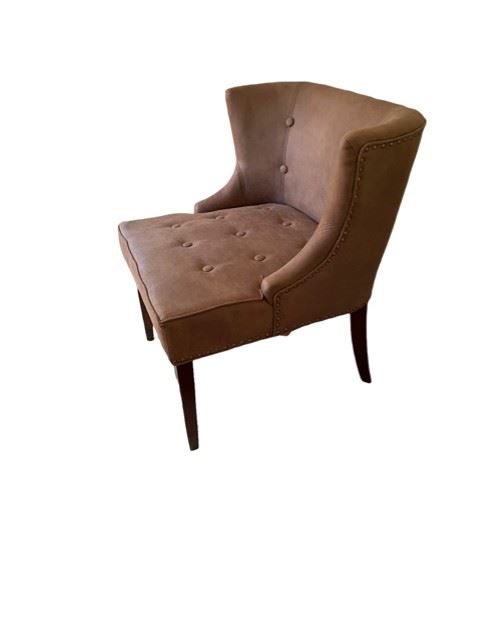 $75 - World Market Bennett Brown Accent Chair SK121-48                                                                                                          Description: Relax!  You're home now. Enjoy this gorgeous brown micro suede accent chair. Crafted of bi-cast leather and manmade materials with distressed finish, wood frame, birch wood legs, and metal foot cups with antique bronze finish Nail head details and tufting
Condition: Excellent
Dimensions:  25”L x 24”W x 31”H
CONTACT US FOR MORE PICTURES. www.GoodbyHello.com                                                         info@GoodbyHello.com                                                         
Local pickup only only Leesburg, VA,  Contact us for shipper suggestions.