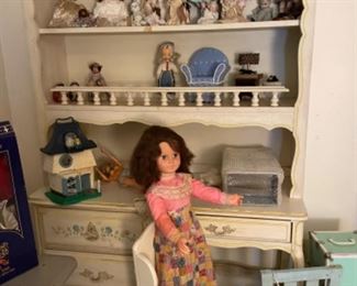Desk w/hutch. Vintage Dolls
