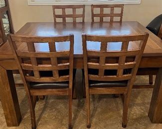 Beautiful Dining Table w Built-in Leaf and 6 Chairs