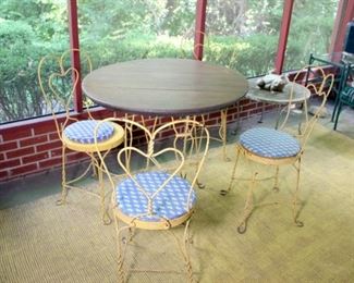Ice Cream Table & 4 Chairs
