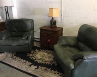 Leather chairs, rug, side table & lamp