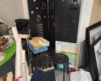 metal room screen and 4 metal stools