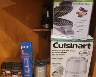 Cuisinart waffle maker & frozen yogurt, ice cream, & sorbet maker
*waffle maker - SOLD