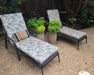 Chaise lounge chairs w/cushions
*we have 4