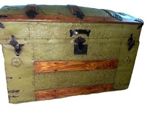 $200 - Vintage Arched Top Green Steamer Trunk with Wood ES99-19                                                                                             Antique steamer trunk with a round top. Note the intricate carving on the panels in between the wood slat braces. Black hardware replicated the carved panels. A very unique trunk!

Length : 30
Width : 17
Height : 20

LOCAL PICK UP MCLEAN, VA. SHIPPING SUGGESTIONS AVAILABLE UPON REQUEST.