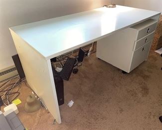 $100 - White Desk and File Cabinet ES99-24                              Description : This modern desk and 3 Drawer Mobile File Cabinet is a great fit for all kinds of needs. It's clean lines are a perfect match for any interior and it's small footprint make it s great option to add to a kids bedroom or small office space. 

Condition Desc. : Good Condition
Local Pick up only.  McLean VA.  Contact us for shipper suggestions.

Measurements

Length : 65
Width : 30
Height : 29