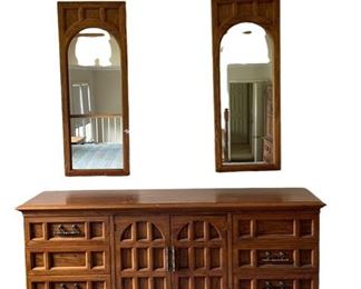 $550 - Thomasville Furniture Oak Lowboy 9 Drawer Dresser & 2 Mirrors MF95-30                                                         Description ﻿Beautiful Raised Hatched Panel Lowboy with two matching mirrors.

Condition : Missing two drawer pulls.  Small marks on top of dresser

Dimensions : 77 x 20 x 31H

Local pickup McLean VA.  Contact us for shipper suggestions.