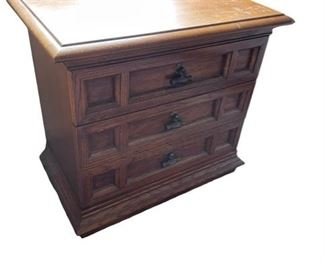 $150 - Thomasville Furniture Oak Nightstand MF95-32Description Rich oak three drawer nightstand.  Perfect for a bedroom or as an end table.

Dimensions  26 x 15 x 24H

Condition  ﻿Top needs refinishing

Local pickup McLean VA.  Contact us for shipper suggestions.