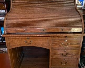 $120 - Dark Oak Vintage Rolltop Single Pedestal Desk w 5 Drawers MF95-6                                                                                    Description : An antique oak roll top desk with a single pedestal and curved apron. This beautiful desk features five drawers. The desk top rolls back to reveal a writing surface and organizing area with pigeon holes. The right side of the desk has a long, shallow drawer, while the left side has a 4 individually locking drawers, The roll top has a solid backplate with a keyhole.


Item Number : 95-6

Category : Office Desks

Brand : Unbranded

Local Pick up McLean, VA.  Contact us for shipper suggestions.

Condition Desc. : Good Condition
Location : McLean VA

Measurements

Length : 38
Width : 25
Height : 42