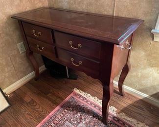 $100 - Queen Anne Style Console Horizontal Flip Top Table File Cabinet MF95-7                                                                    Description : Function meets form. A great way to hide files at an in-home office.


Item Number : 95-7

Category : Office Cabinets & Filing

Brand : Unbranded

Local Pick up McLean, VA.  Contact us for shipper suggestions.

Condition Desc. : Good Condition
Location : McLean VA

Measurements

Length : 40
Width : 17
Height : 30