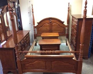 6 PIECE WYNWOOD BEDROOM SUITE, QUEEN BED, DRESSER w MIRROR, 2 NIGHTSTANDS & CHEST OF DRAWERS,