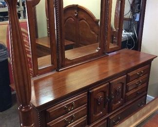 6 PIECE WYNWOOD BEDROOM SUITE, QUEEN BED, DRESSER w MIRROR, 2 NIGHTSTANDS & CHEST OF DRAWERS,