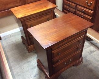 6 PIECE WYNWOOD BEDROOM SUITE, QUEEN BED, DRESSER w MIRROR, 2 NIGHTSTANDS & CHEST OF DRAWERS,