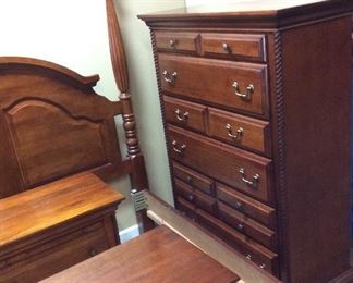 6 PIECE WYNWOOD BEDROOM SUITE, QUEEN BED, DRESSER w MIRROR, 2 NIGHTSTANDS & CHEST OF DRAWERS,