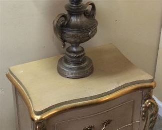 VINTAGE END TABLE & LAMP