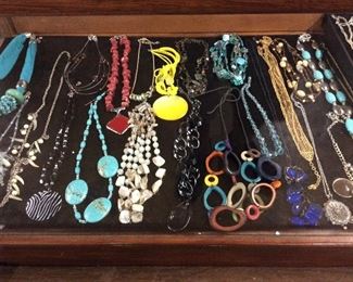 LARGE COSTUME JEWELRY GROUP, NECKLACES, BRACELETS, EARRINGS