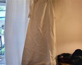 Vintage Wedding Gown with Veil And Beautiful Lace Train 
