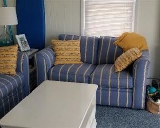 Classic coastal couches; white coffee table