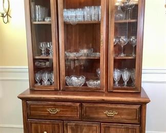 MACA305 Dolly Madison China Hutch With Crystal