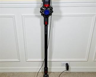 MACA311 Dyson V8 Absolute Rechargeable Stick Vacumn And Accessories