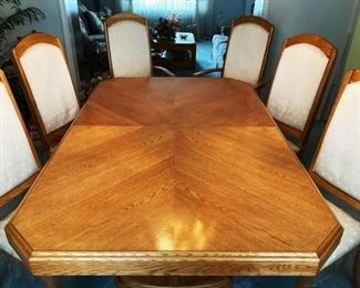 Like new dining room table