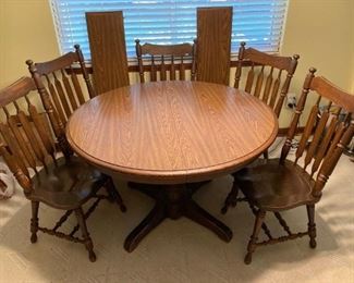 Nice kitchen dinette set w 5 chairs and (2) Leafs only $50