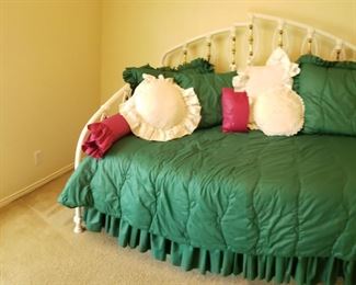 day bed with trundle bed underneath