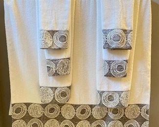 Decorative towel set: 1 bath, 2 large hand towels, 2 small hand towels, 2 wash cloths, was $15, NOW $10