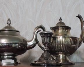 Pitchers, coffee and tea pots in silver plate and pewter