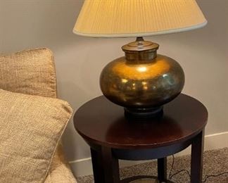 Sherrill CTH occasional table, pair bulbous brass table lamps, art glass