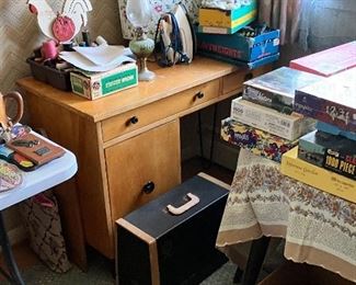 Sewing table and antique sewing machine 