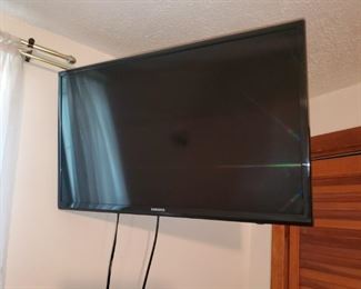 32" Flatscreen TV