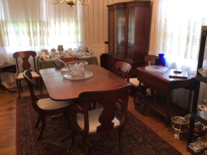 Beautiful Dining Table with 6 Chairs