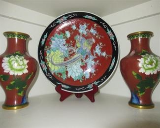 VINTAGE PORCELAIN CHINESE DISPLAY PLATE 12” TWO JAPANESE VASES AND SOME BOOKS
