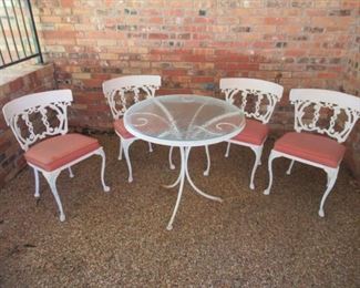 VINTAGE WROUGHT IRON PATIO LAWN & GARDEN SET TABLE 30” X 30”
