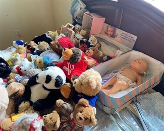assorted plush bears and dolls