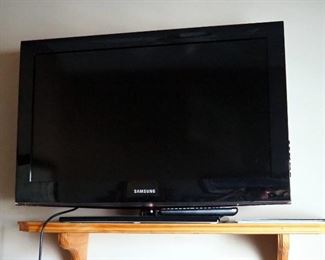 Samsung 32" LCD TV With HDMI Ports, Model LN32B540P8D, Includes Remote, Powers On, And 36" Wall Mounted Shelf