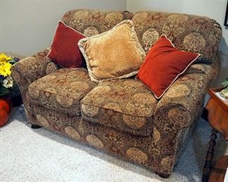 Flexsteel Upholstered 2 Cushion Loveseat With Rolled Arms, And Throw Pillows, 36" x 60" x 36"