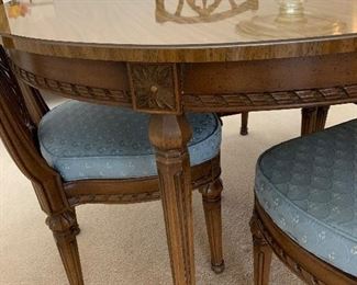 Very vintage dining room table with a leaf and 4 vintage chairs 
