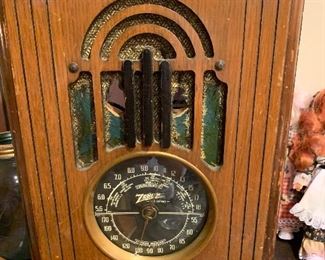 Antique zenith tube radio