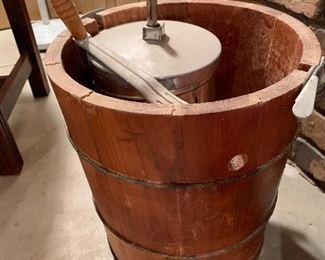 Hand crank ice cream maker 