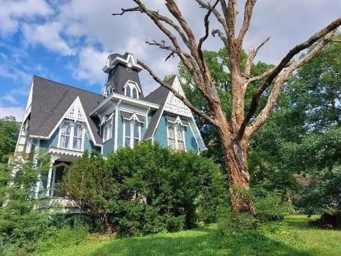 1879 DIETRICK MANSION..ALL PERIOD ORIGINAL..EVEN THE TREES
