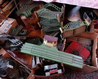 O GUAGE LIONEL 1932 PREWAR WEIGHING STATION..  #441....NOT A REPRODUCTION!...ALSO CURVED TOP BRIDGES AND CROSSING TRACKS