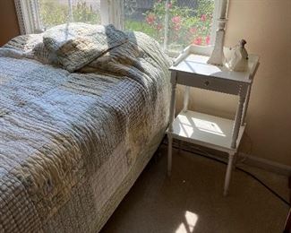 Twin Bed 
Side Table
Lamp 