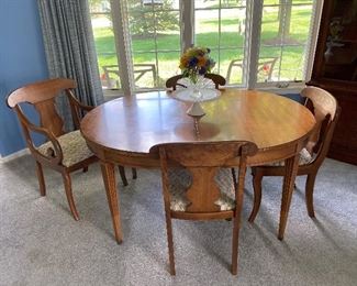 Lovely Dining Table with 4 Chairs and Leafs 